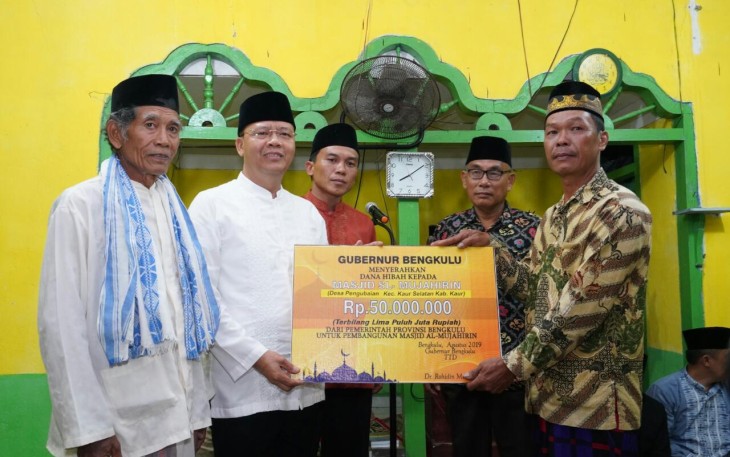 Gubernur Bengkulu Rohidin Mersyah Menyalurkan Dana Hibah Dan Cosporate Sosial Responsibility Bank Bengkulu Pada Masjid Al Kahfi