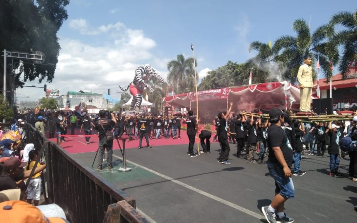 Pawai Kebangsaan di Kota Blitar dalam rangka memperingati HUT RI ke-74 Minggu (25/08/2019).