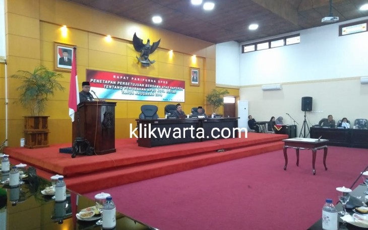 Plt Walikota Blitar Santoso saat menyampaikan sambutan pada rapat paripurna DPRD Kota Blitar tentang Persetujuan Bersama atas Rancangan Peraturan Daerah (Raperda) APBD-P tahun 2019.