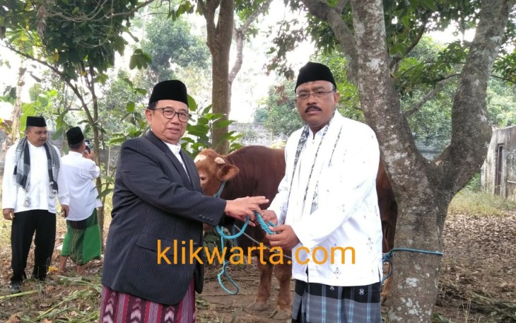 Bupati Blitar Rijanto (kiri) menyerahkan secara simbolis hewan qurban berupa satu ekor Sapi kepada Ketua Ta'mir Masjid Darussalam Kanigoro Agus Nurhadi.