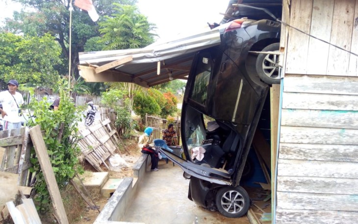Kondisi Rumah Megawati Yang Tertabrak Mobil Minibus foto independentnusantara