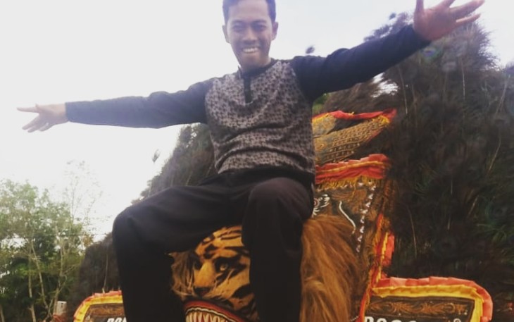 Kades Melati Harjo Dukut Sumari S.IP saat menunggang reog