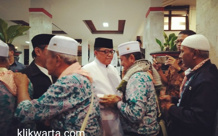 Plt Walikota Blitar (baju putih) menyalami anggota jamaah haji Kota Blitar tahun 2019 setiba dari tanah suci.