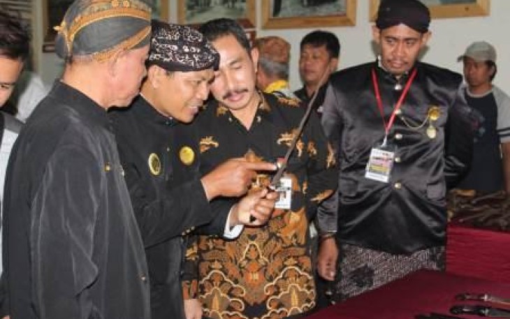 Bupati Pati H. Haryanto SH, MM, M.Si meninjau pameran tosan aji 