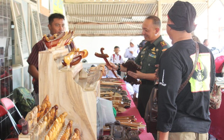 Antusiasme Komandan Kodim 0718 memperhatikan pameran tosan aji