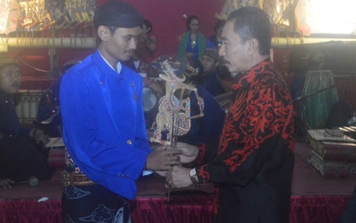Bupati menyerahkan wayang sebagai tanda dimulainya pentas
