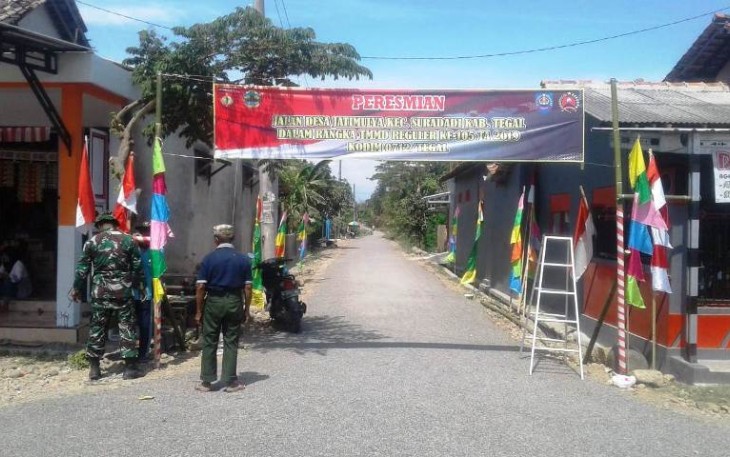 Anggota Satgas TMMD Tegal Mempelopori Pemasangan Ornamen Hari Kemerdekaan