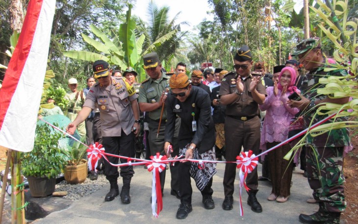 Pemotongan Pita Sebagai Tanda Berakhirnya TMMD di Desa Kemiri Timur