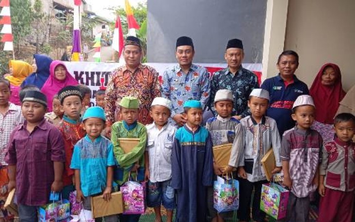 Kepala Desa Pabuaran Nul Hakim Dan Camat Salem Nur Ari HY  Foto Bersama Anak Anak 