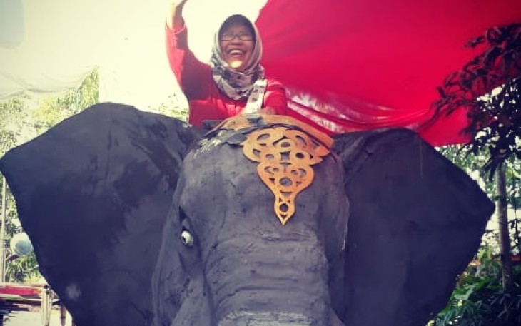Bupati Tegal Umi Azizah Menunggangi Replika Gajah