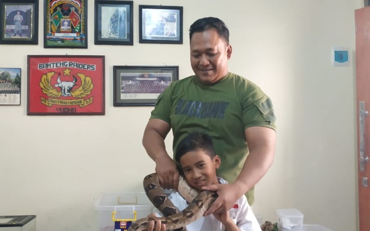 Yuda tengah mengajarkan berinteraksi dengan binatang peliharaannya