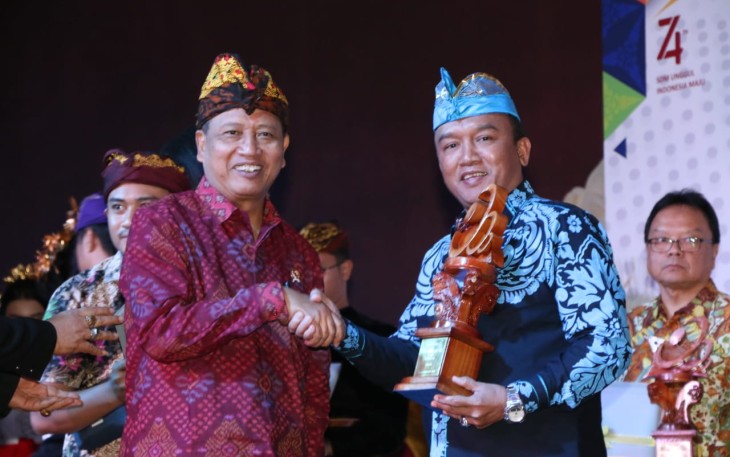 Wakil Wali Kota Tegal Muhamad Jumadi Saat Menerima Anugrah Iptek Budhipraja 2019 di Denpasar