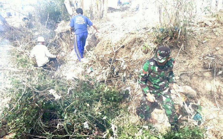 Babinsa Pomah Kerja Bhakti Membersihkan Sampah Bersama Warga