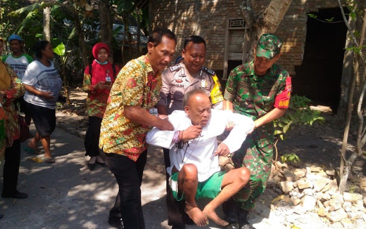 Babinsa Bersama Puskesmas Wedi Berhasil Evakuasi ODGJ