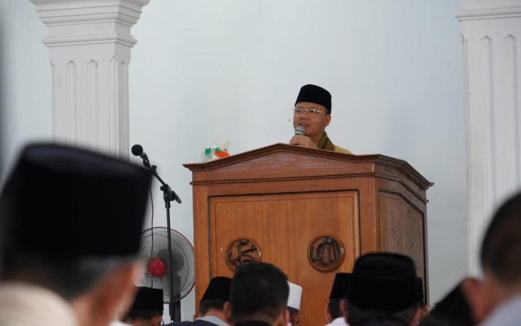 Gubernur Rohidin Jadi Khatib Jumat