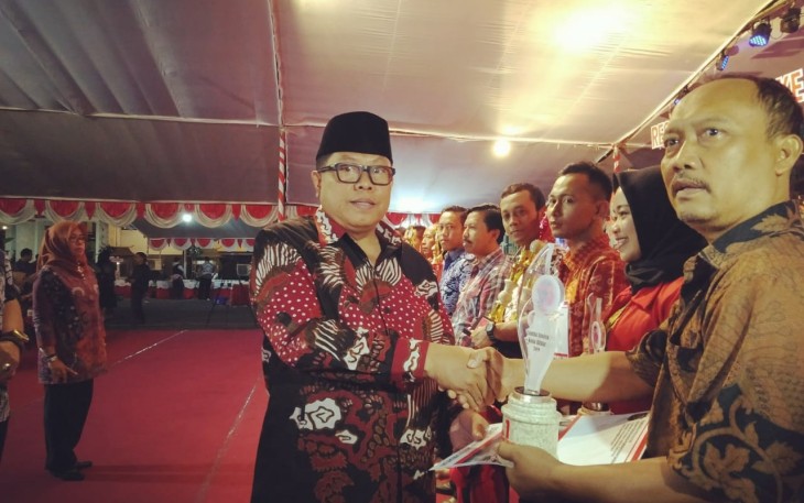 Plt Walikota Blitar Santoso saat memberikan hadiah kepada pemenang perlombaan peringatan HUT RI ke-74 tahun 2019 di Kota Blitar.