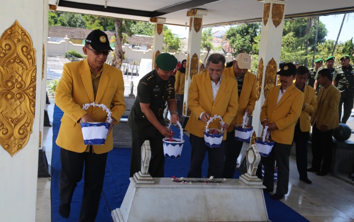Korem 071/Wk dan Civitas Akademika Unsoed Ziarah Ke Makam Pangsar Jenderal Soedirman