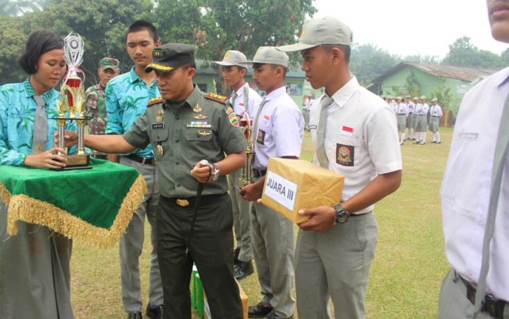 Penyerahan piala oleh Dandim 0209/Lb Letkol inf Santoso