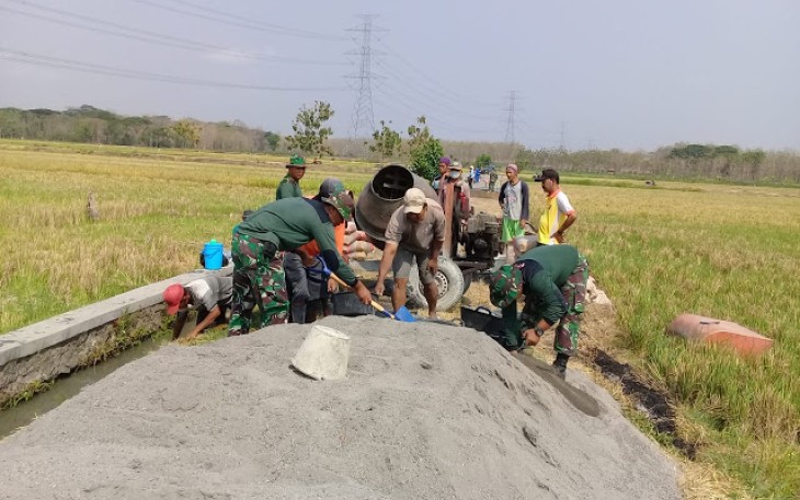 TNI Dan Warga Gotong Royong Dalam Betonisasi Jalan Kupang