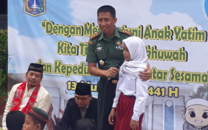 Dandim Jaktim Berikan Santunan Anak Yatim