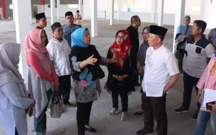 Asisten Deputi Pelaksana Kebijakan Dan Evaluasi Publik Wilayah I Novia Andriana Saat Meninjau lokasi MPP di Pasar Barokoto I lantai 2