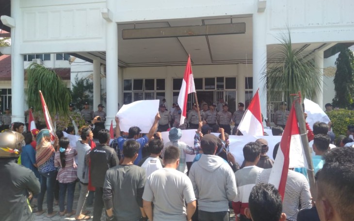 Massa saat berunjuk rasa di depan Kantor DPRK Aceh Singkil