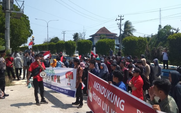 Aksi Massa Dukung Revisi UU KPK di depan Gedung DPRD Provinsi Bengkulu