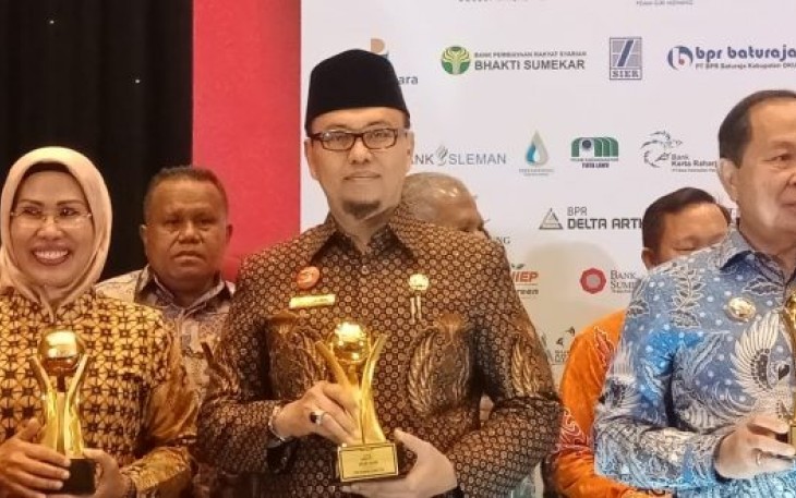 Direktur PDAM Tirta Dharma Kota Bengkulu Sjobirin Hasan Terima Penghargaan  TOP PDAM 2019