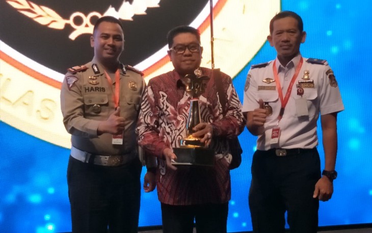 Plt Walikota Blitar Santoso (tengah) didampingi Kadishub Kota Blitar Priyo Suhartono dan Kasat Lantas Polres Blitar Kota AKP Haris Darma saat menerima penghargaan Wahana Tata Nugraha.