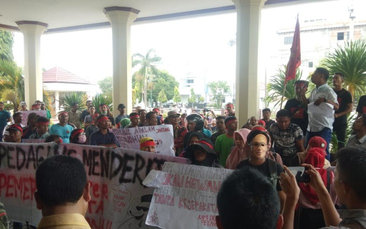 Saat para pedagang berunjuk rasa