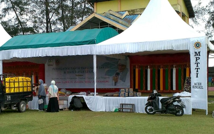 Pihak panitia melakukan persiapan pelaksanaan kegiatan tahun baru Islam Kabupaten Aceh Singkil di Lapangan Alun-alun.