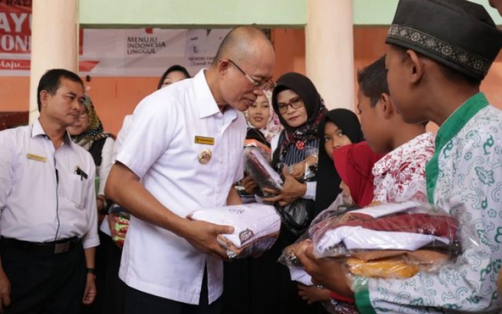 Bupati Bengkulu Selatan Gusnan Mulyadi Bagikan Seragam Gratis Pada Siswa Kurang Mampu
