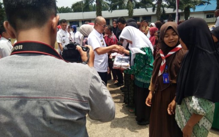 Bupati Bengkulu Selatan Gusnan Mulyadi Berikan Surat Keputusan Pada Tenaga Honor SD Dan SMP 