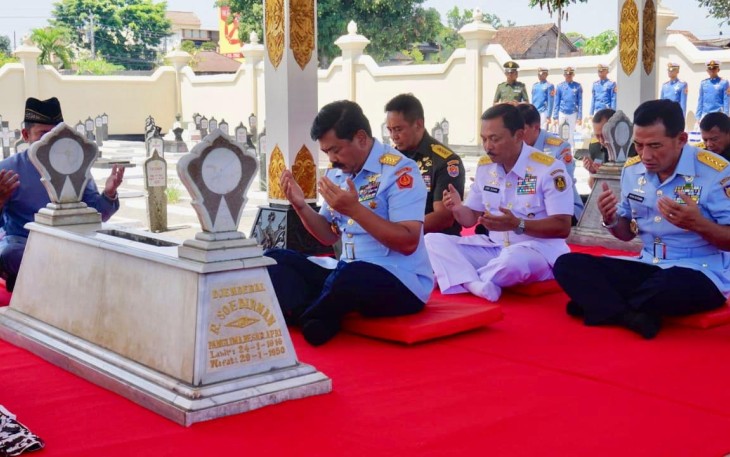 Panglima TNI Lakukan Doa dan Tabur Bunga di Makam Panglima Sudirman