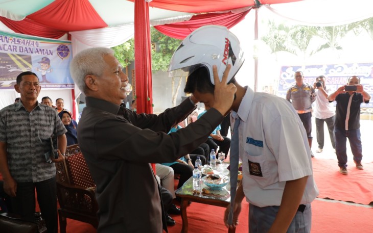 Plt Bupati Asahan Berikan Helm Kepada Siswa-Siswi SMA