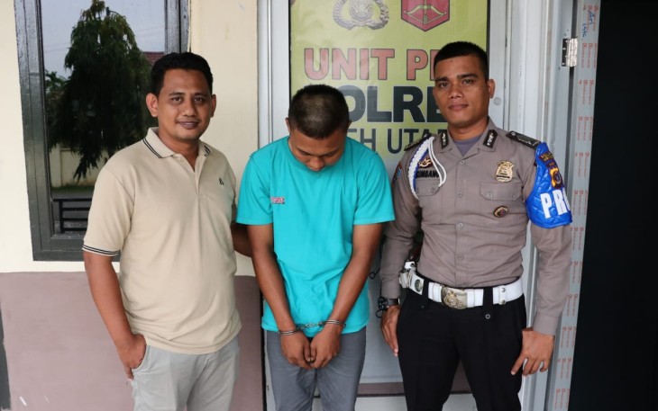 Pelaku pencabulan (tengah) saat diamankan