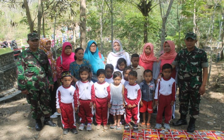 Pra TMMD 106 Anak-Anak Paud Gembira dan Senang Bisa Foto Bareng TNI