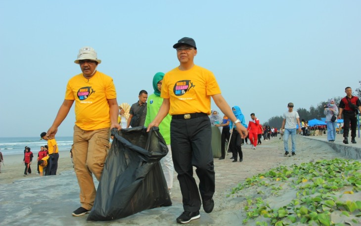 Gubernur Rohidin saat Bersih-bersih Pantai