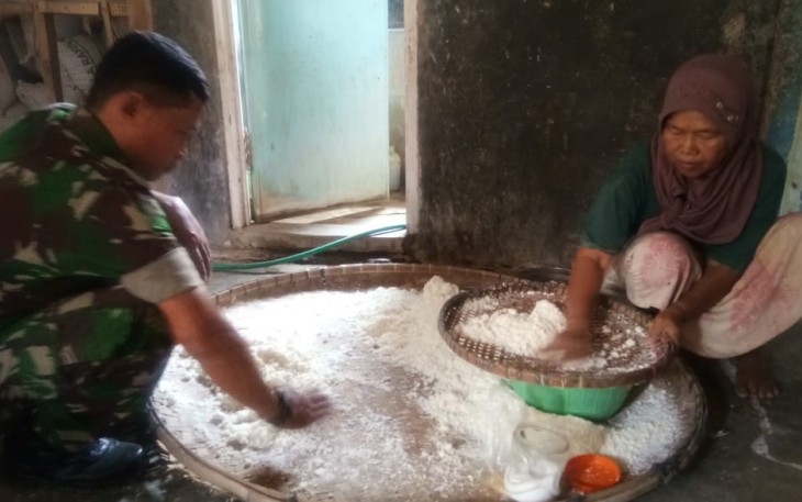 Samini Pekerjakan Dua Orang usaha kripik singkong