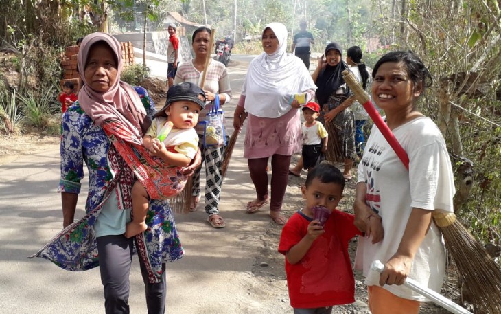 Sambil Gendong Anak Ibu Ini Bantu Pra TMMD 106