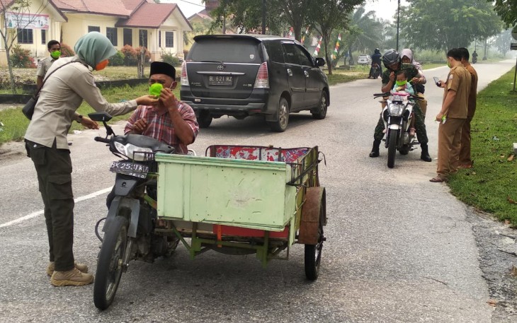 Pihak Pemkab Aceh Singkil membagikan masker kepada para pengguna jalan di Singkil.