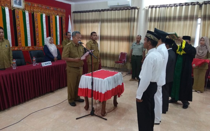 Sekda Aceh Singkil Drs.Azmi melantik 3 Pejabat eselon III jajaran Pemkab setempat.