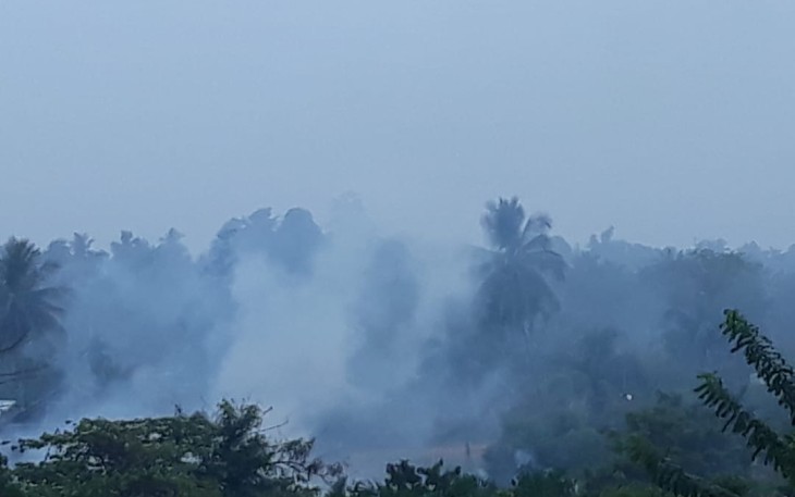 Asap dari pembakaran limbah Pabrik Bahan Baku Triplek di Lhokseumawe