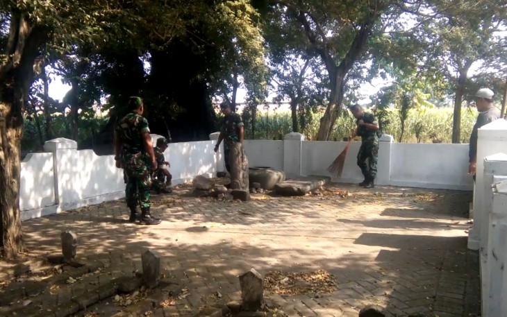 Danramil Kandangan Kapten Chb Mulyono Dan Warga Bersih Bersih di Areal Situs Gentong Bioro 
