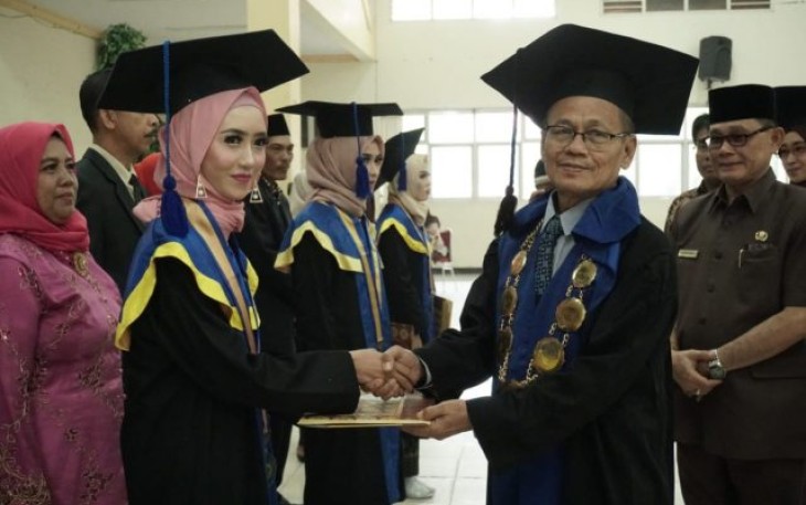 Wisuda Akademi Kebidanan Manna ke XIV