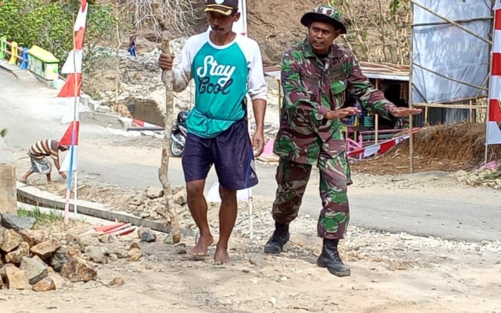 Danramil 02 Jeruklegi Kapten Inf Suwanto bersama dengan Kepala Desa Cilibang meninjau Kegiatan Posyandu