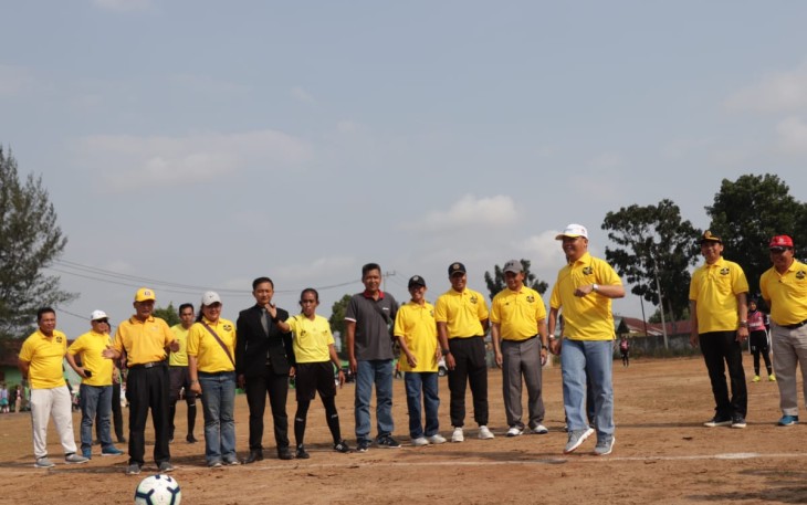 Gubernur Bengkulu Rohidin Mersyah Melakukan Kick Off Sebagai Tanda Dimulainya Kompetisi 