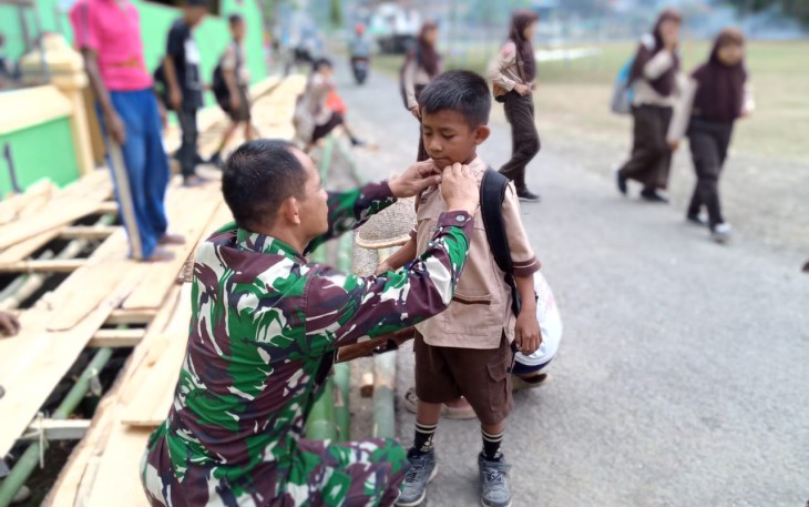 TNI Sangat Peduli dan Dekat dengan Anak-anak