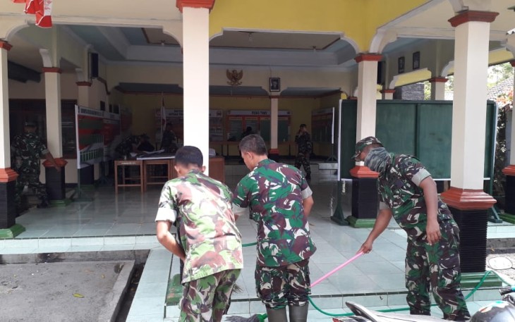 Pasi ops kodim 0703 Cilacap Ajak warga Bersihkan Balai Desa dan menikmati makanan Seblak
