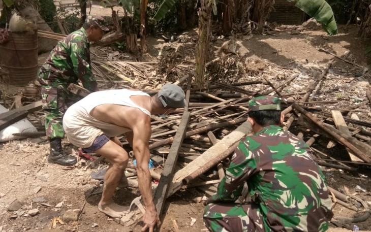 Porsenel TNI Kodim 0703 Cilacap Rapikan Puing-Puing Rumah Parmin